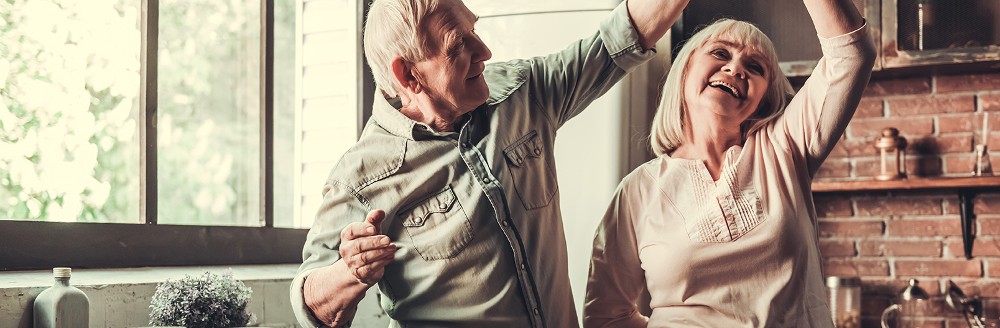 Älteres Paar tanzt in Küche; Foto: George Rudy - Shutterstock.com