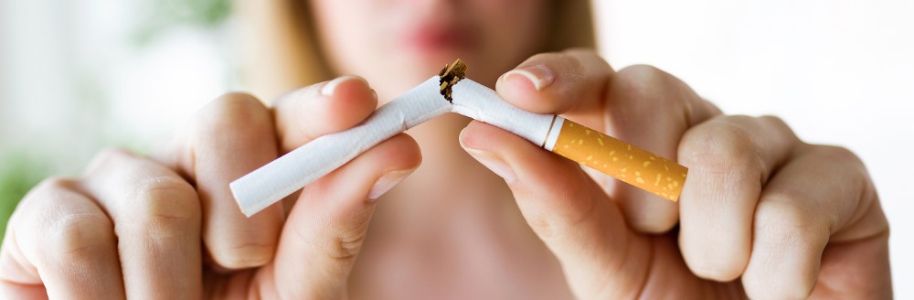 Frau hält eine zerbrochene Zigarette; Foto: Josep Suria/Shutterstock.com