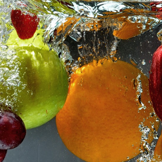 Obst das in Wasser eintaucht, Foto: nmedia, Shutterstock.com
