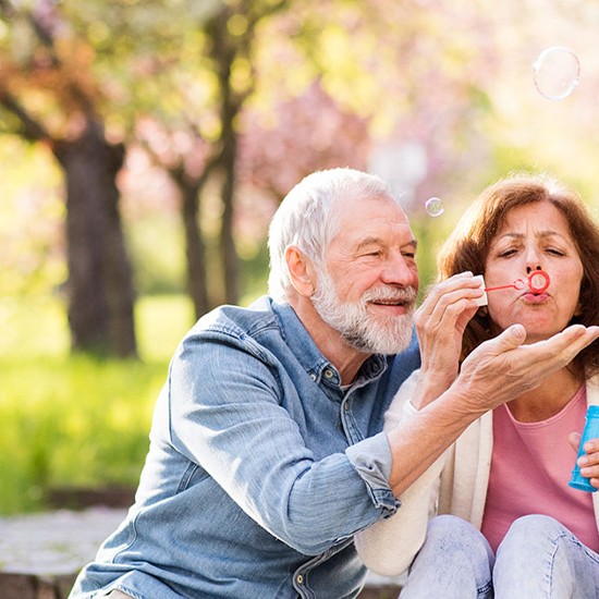 Älteres Paar im Park; Foto: Halfpoint - Shutterstock.com