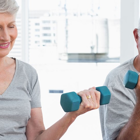 Älteres Paar beim Krafttraining; Foto: Wavebreakmedia - Shutterstock.com