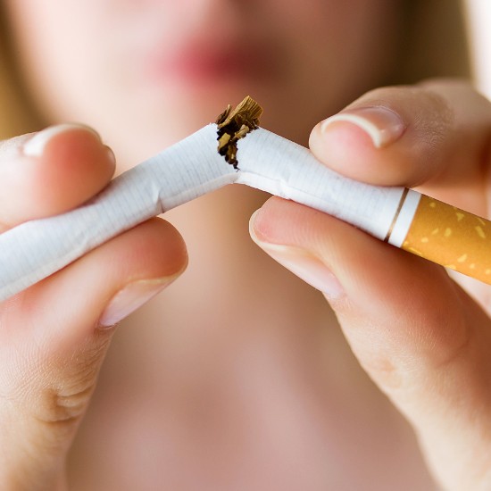 Frau hält eine zerbrochene Zigarette; Foto: Josep Suria/Shutterstock.com
