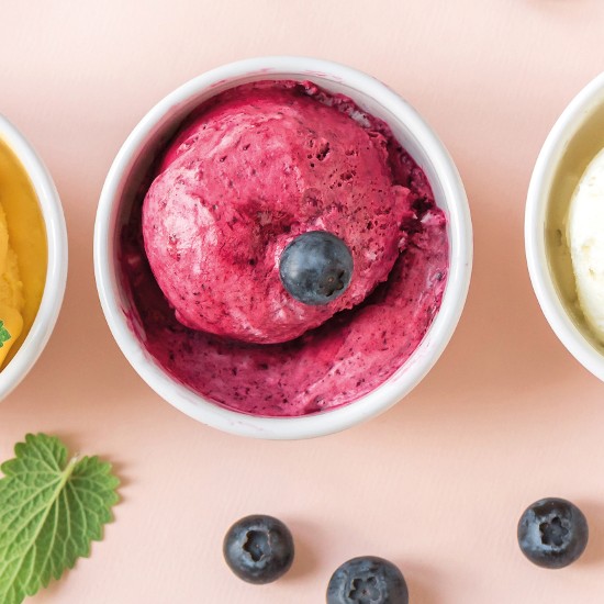 3 Eisbecher mit Eis und Früchten; Foto: © Oksana Mizina - Shutterstock.com