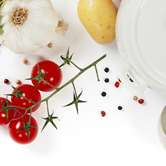 Lebensmittel, Gemüse, Obst, Schöpflöffel und Suppentopf; Foto: Natalia Klenova; AdobeStock