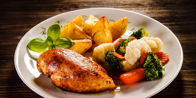 Teller mit Putenbrust, Kartoffeln und Gemüse. © shutterstock Inc. 