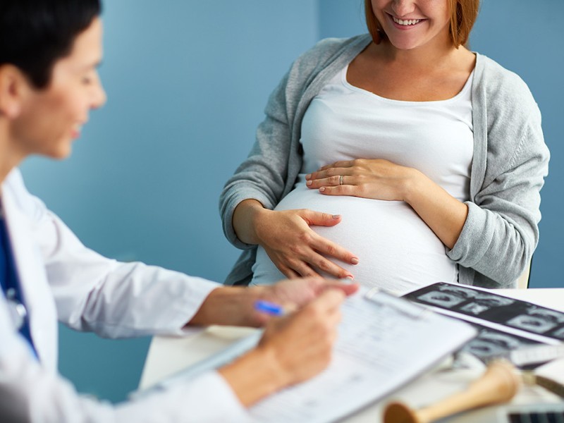 Schwangere Frau sitzt bei der Ärztin zur Besprechung. © shutterstock Inc. 