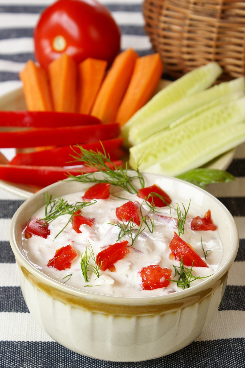 Dip mit Gemüsestreifen; Foto: Elzbieta Sekowska - Shutterstock.com