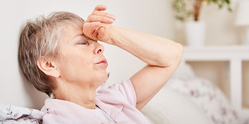 Frau mit Kopfschmerzen; Foto: Robert Kneschke - Shutterstock.com