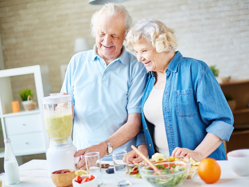 Paar das gemeinsam kocht; Foto: pressmaster - AdobeStock