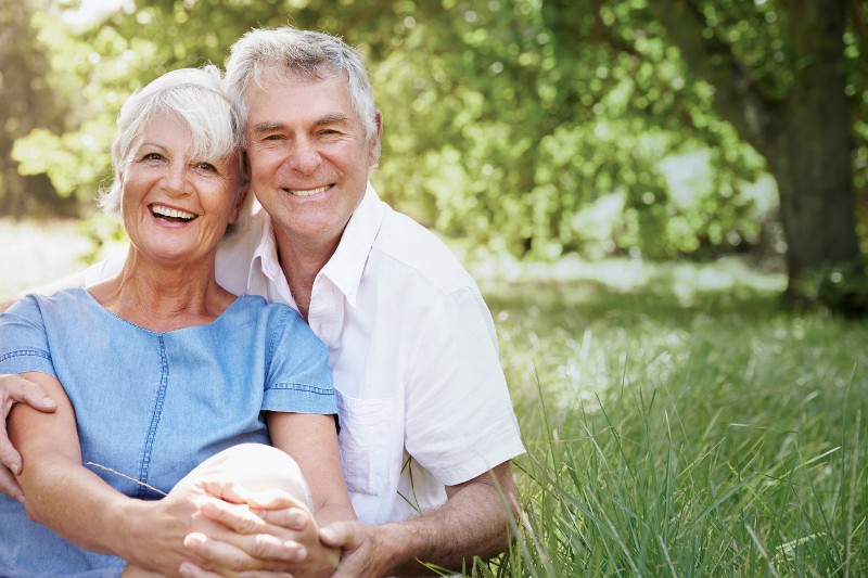 Glückliches älteres Paar auf einer Wiese; Foto: Foto: Monkey Business Images - Shutterstock.com