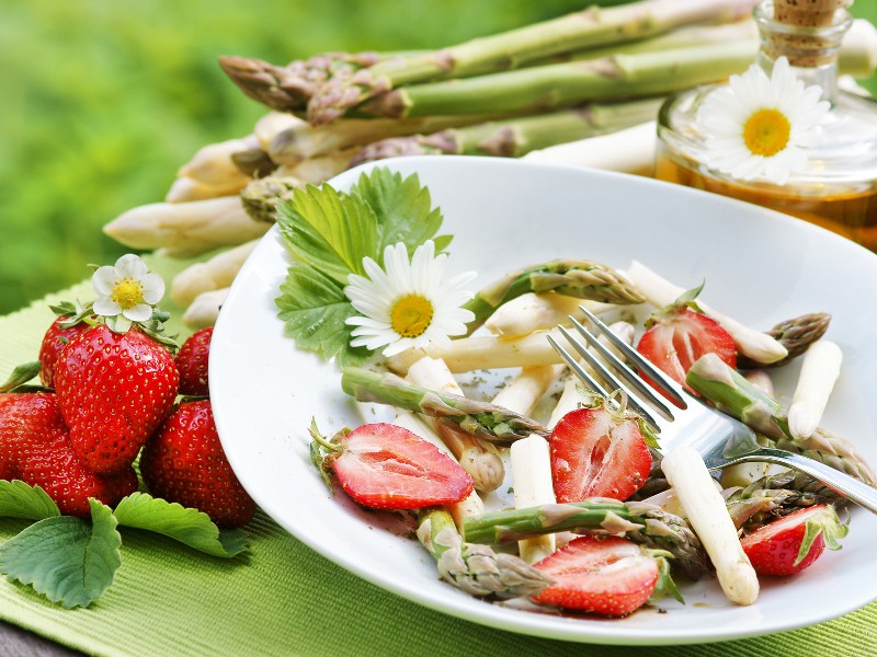 Salat mit Spargel und Erdbeeren; Foto: Johanna Mühlbauer - Fotolia.com