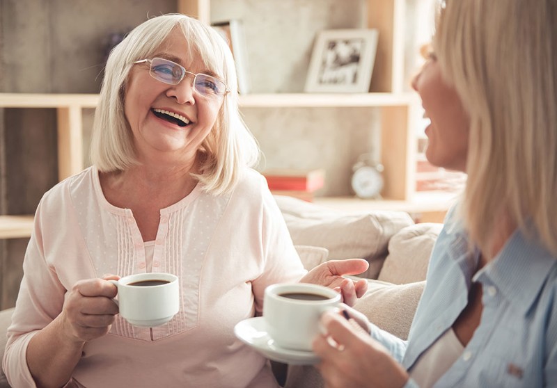 Foto: 2 Frauen trinken gemeinsam Kaffee; VGstockstudio - Shutterstock.com