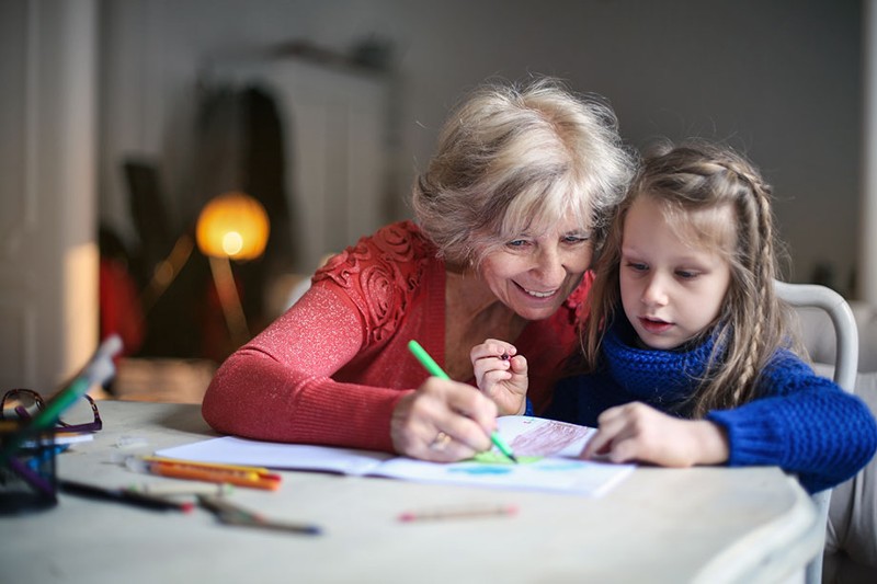 Foto: Großmutter mit Enkelin beim Malen; Ollyy - Shutterstock.com