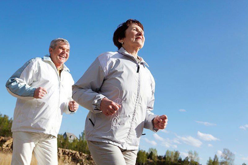 Foto: Paar beim Laufen in bequemer Kleidung, Pressmaster - Shutterstock.com