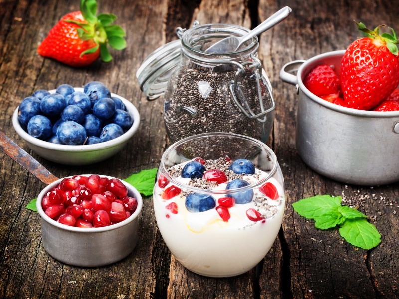 Topfencreme mit verschiedenen Beeren rundherum; Foto: © fotoknips - Shutterstock.com
