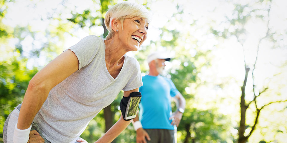 Frau im Park; Foto: NDAB-Creativity - Shutterstock.com