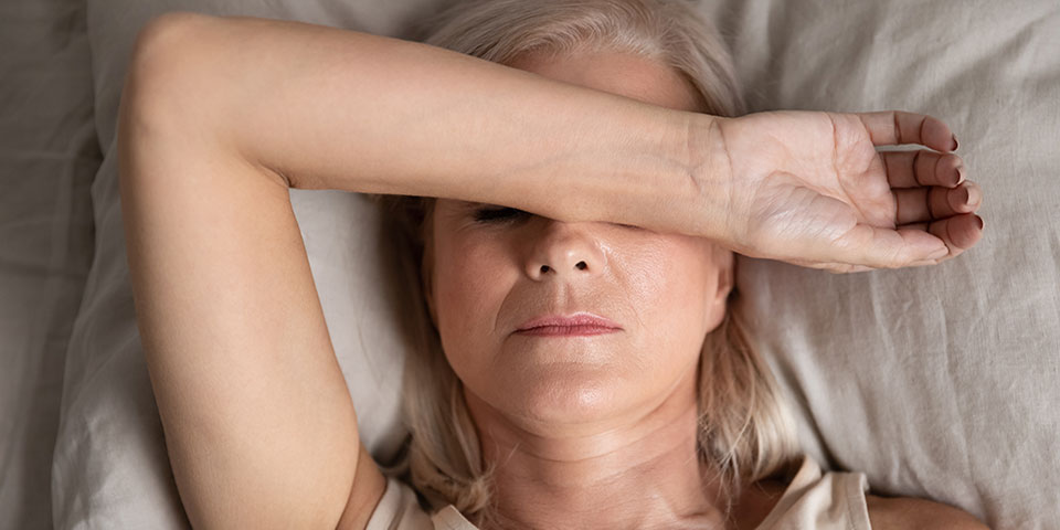 Frau mit Kopfschmerzen; Foto: fizkes - Shutterstock.com
