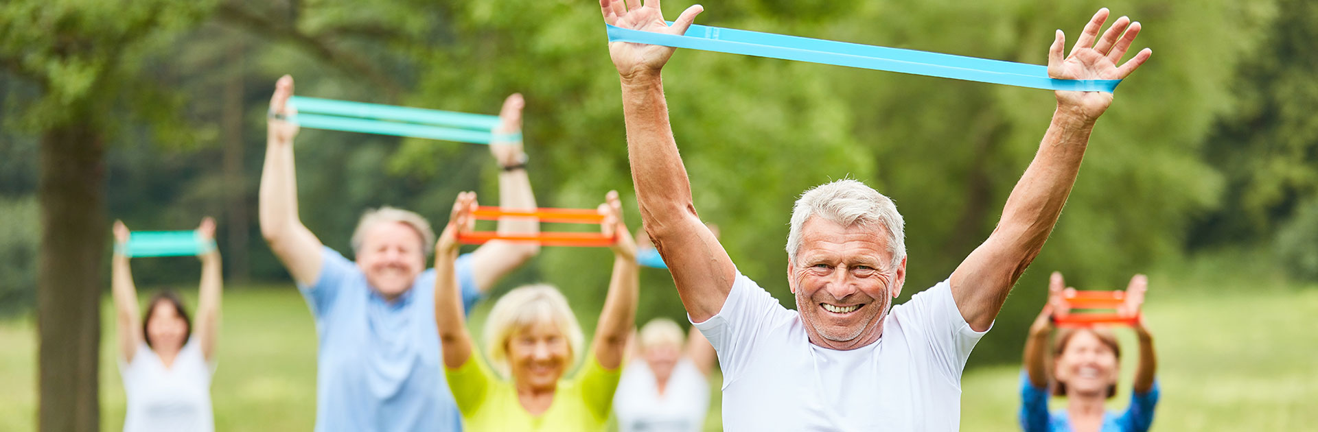 Bewegung im Park mit Theraband; Foto: Robert Kneschke - Shutterstock.com