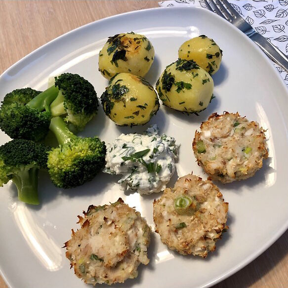 Mehr Informationen zum Thema: Fisch-Laibchen mit Petersilien&shy;kartoffeln, Brokkoli und Topfendip