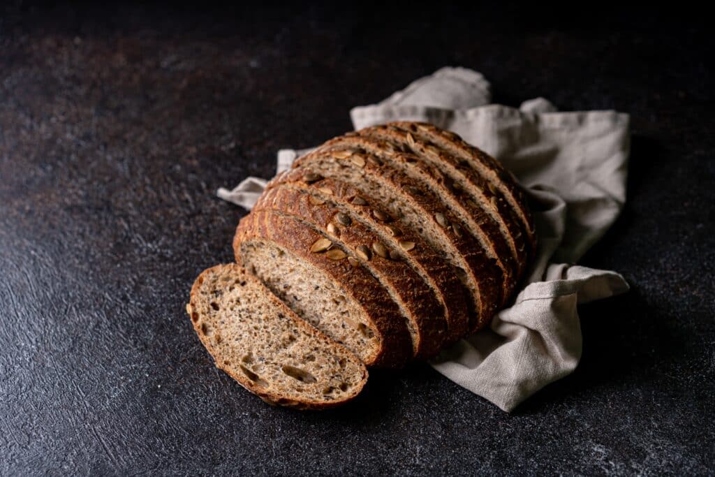Schnelles, hefefreies Eiweißbrot mit vielen Ballaststoffen – sättigende, diabetesfreundliche Brotoption für Typ-2-Diabetiker.