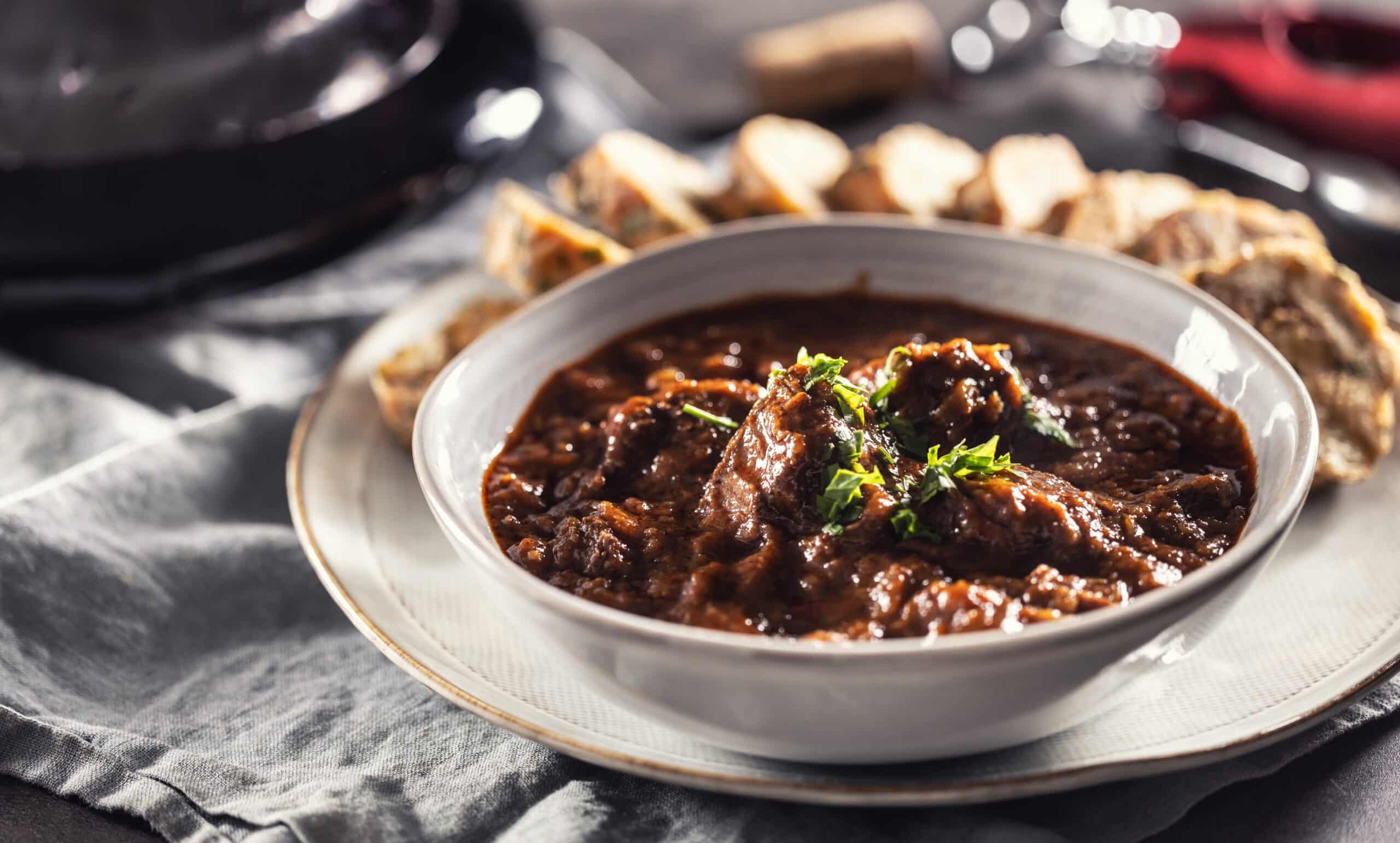 Zartes Rehgulasch mit Rotwein, Kräutern und Wurzelgemüse – herzhaftes, diabetesfreundliches Wildgericht.